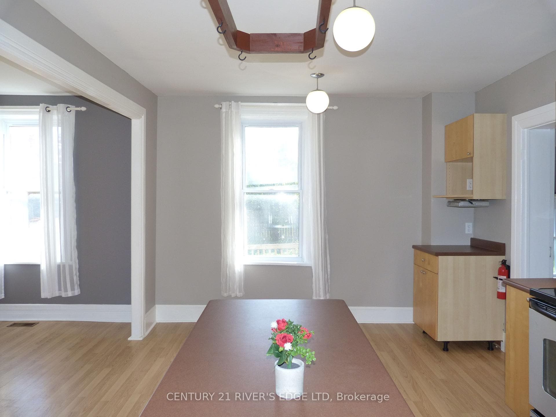 468 Gladstone Street photo 14