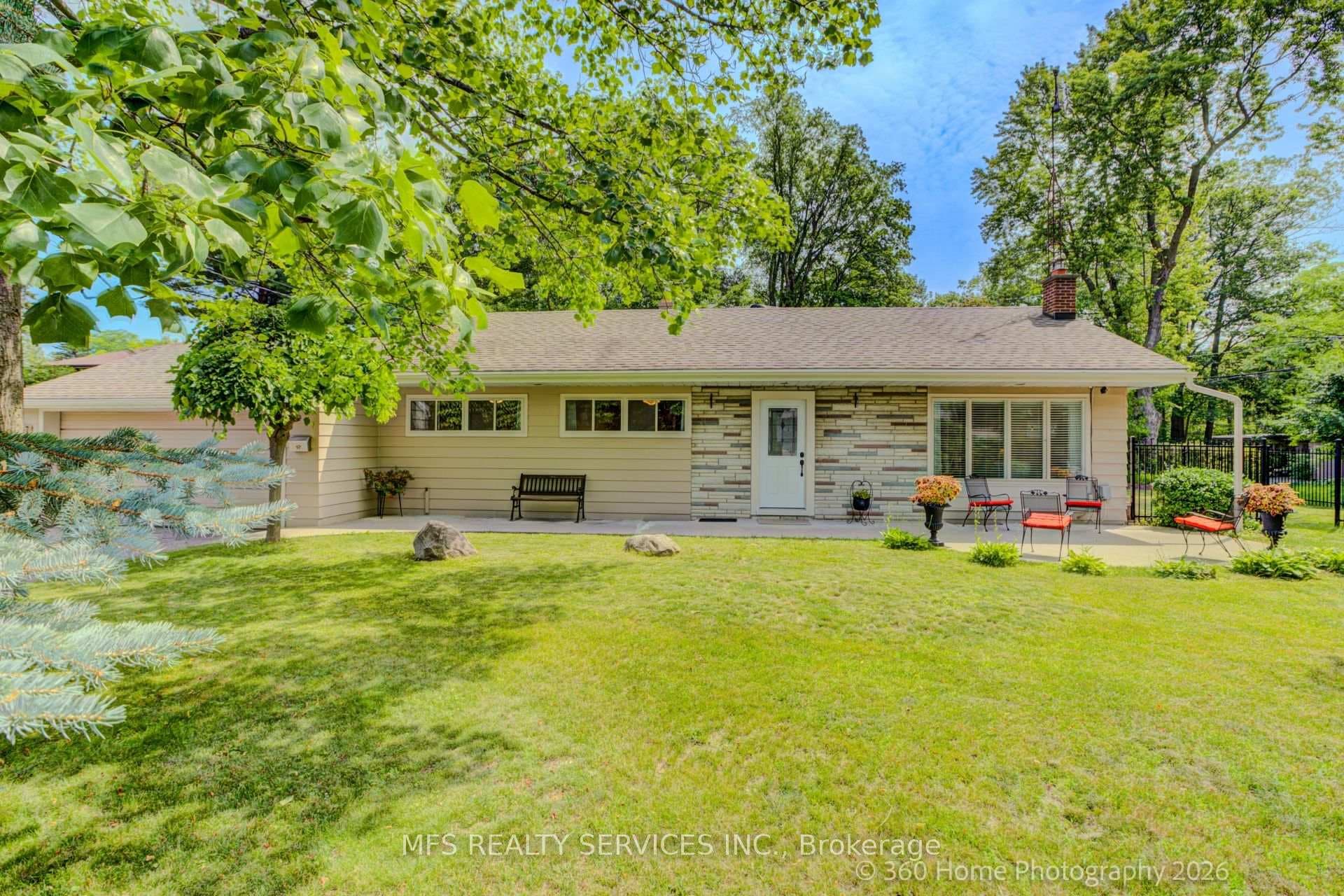 47 Deep Dene Drive photo 1