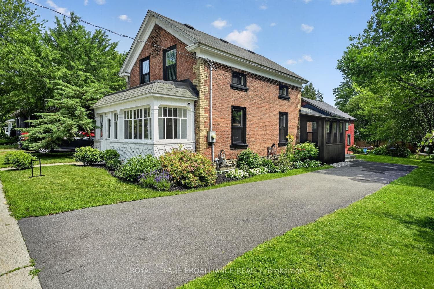 346 Russell Street photo 3