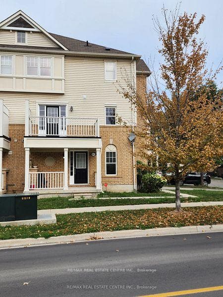 950 Burgess Gardens photo 3