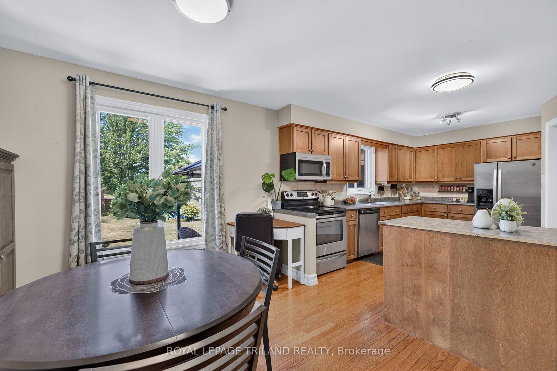 1077 MAHOGANY Crescent photo 11