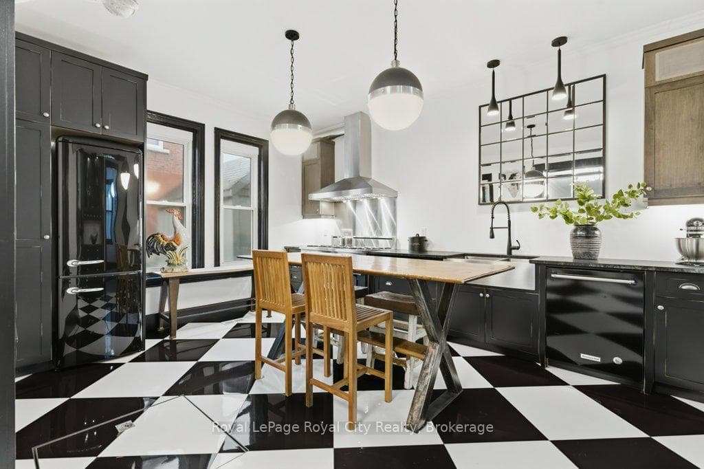 554 Woolwich Street photo 11