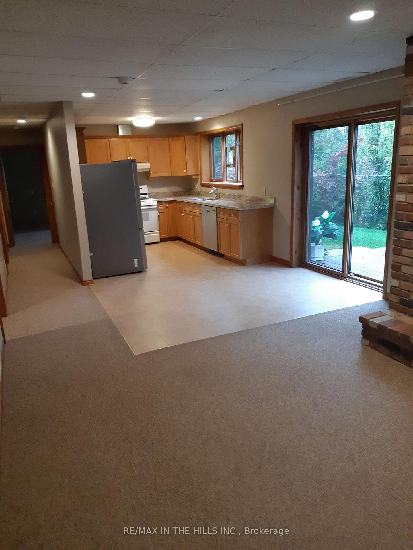 933009 Airport Road photo 3