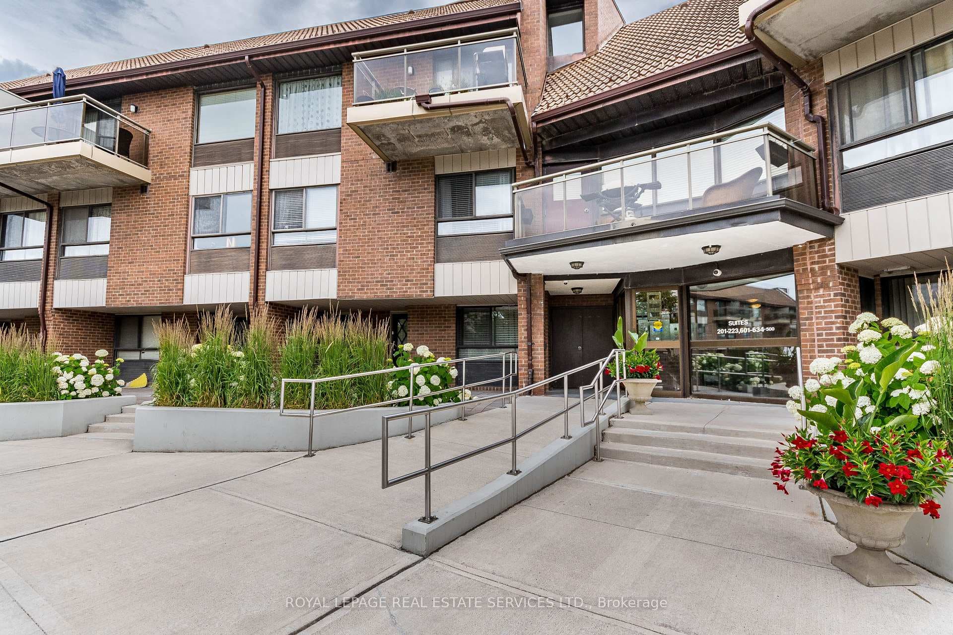 1000 Cedarglen Gate Unit 619 photo 1
