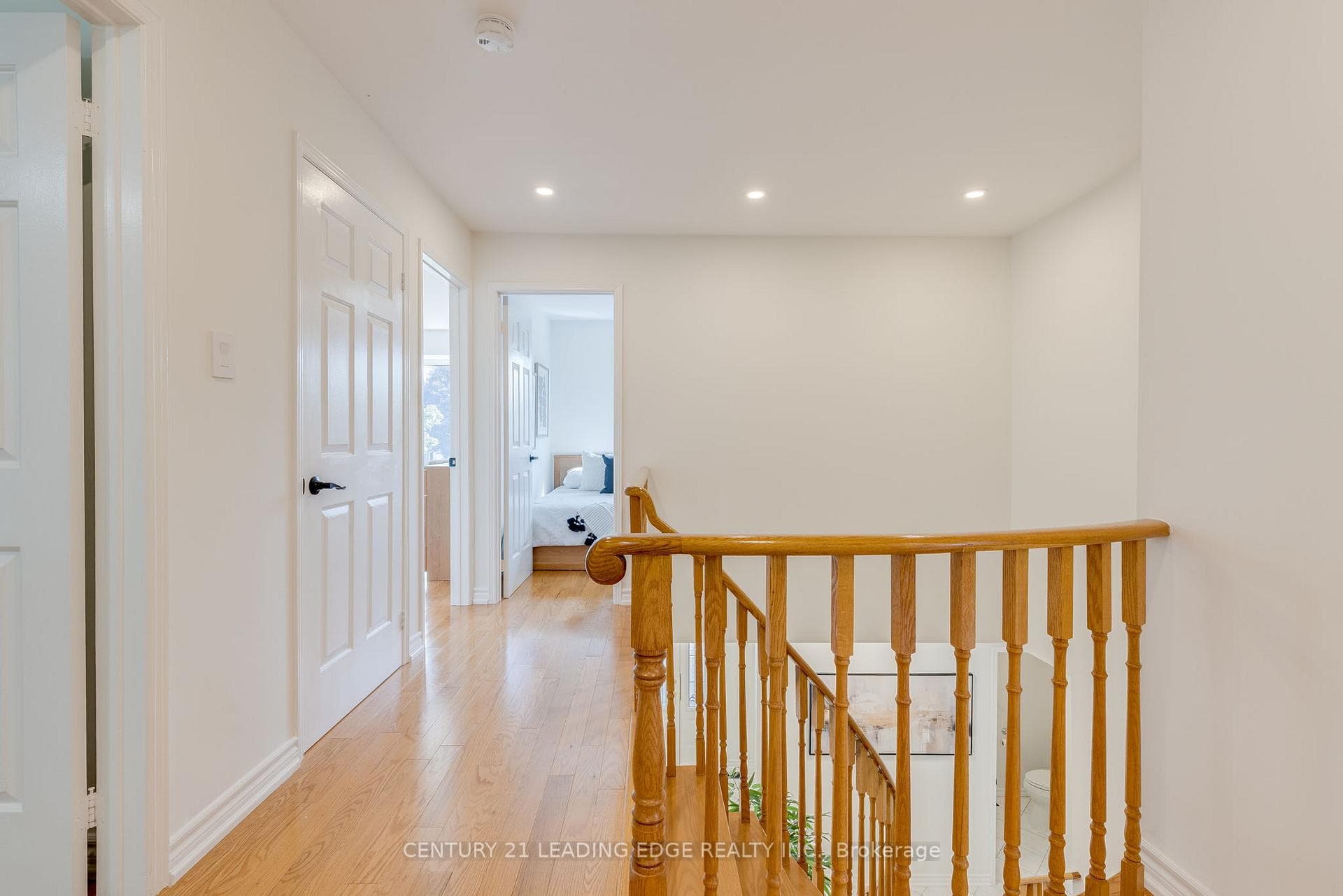 1482 QUEENSBURY Crescent photo 29