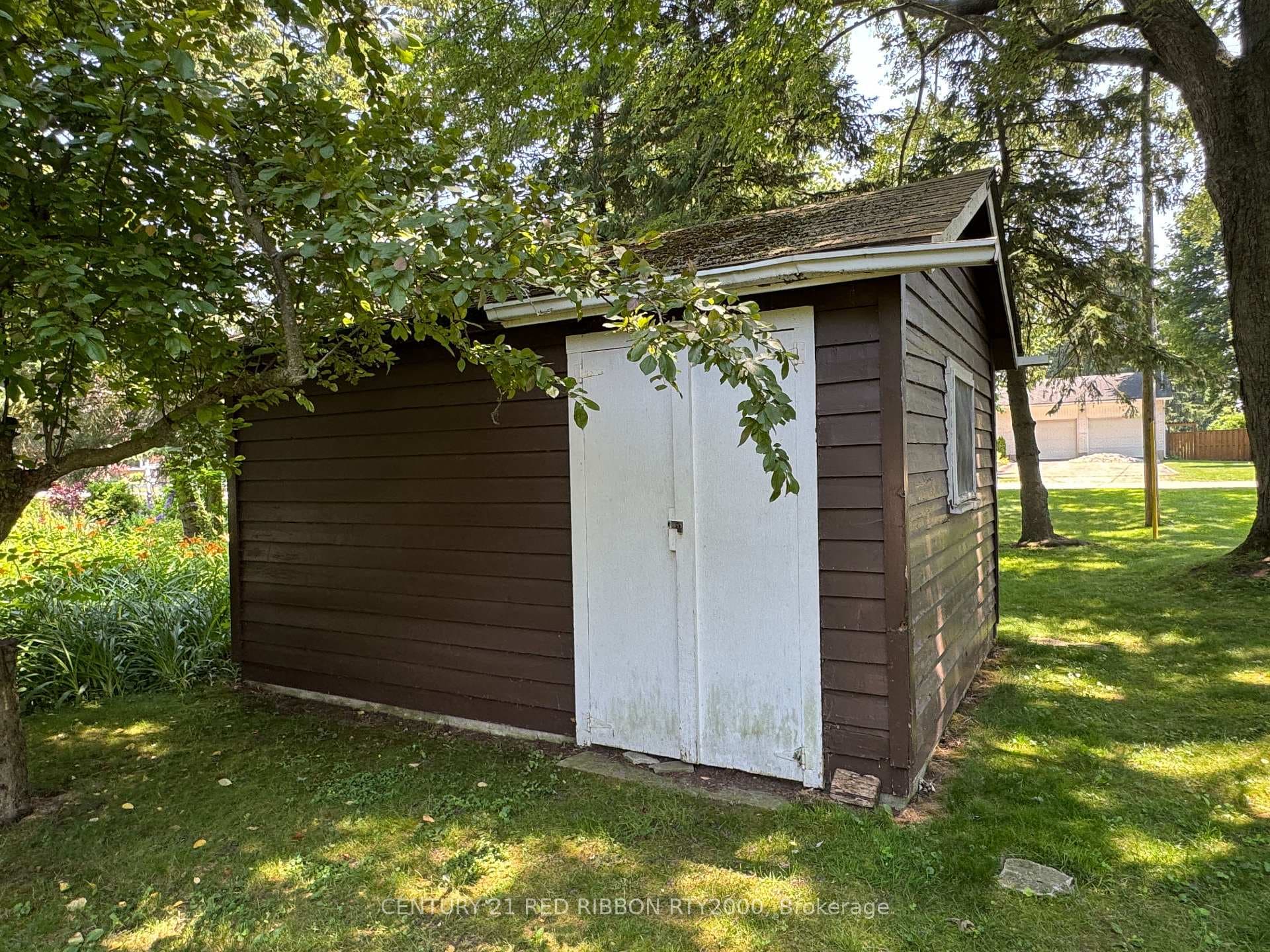 730 Glover Crescent photo 38
