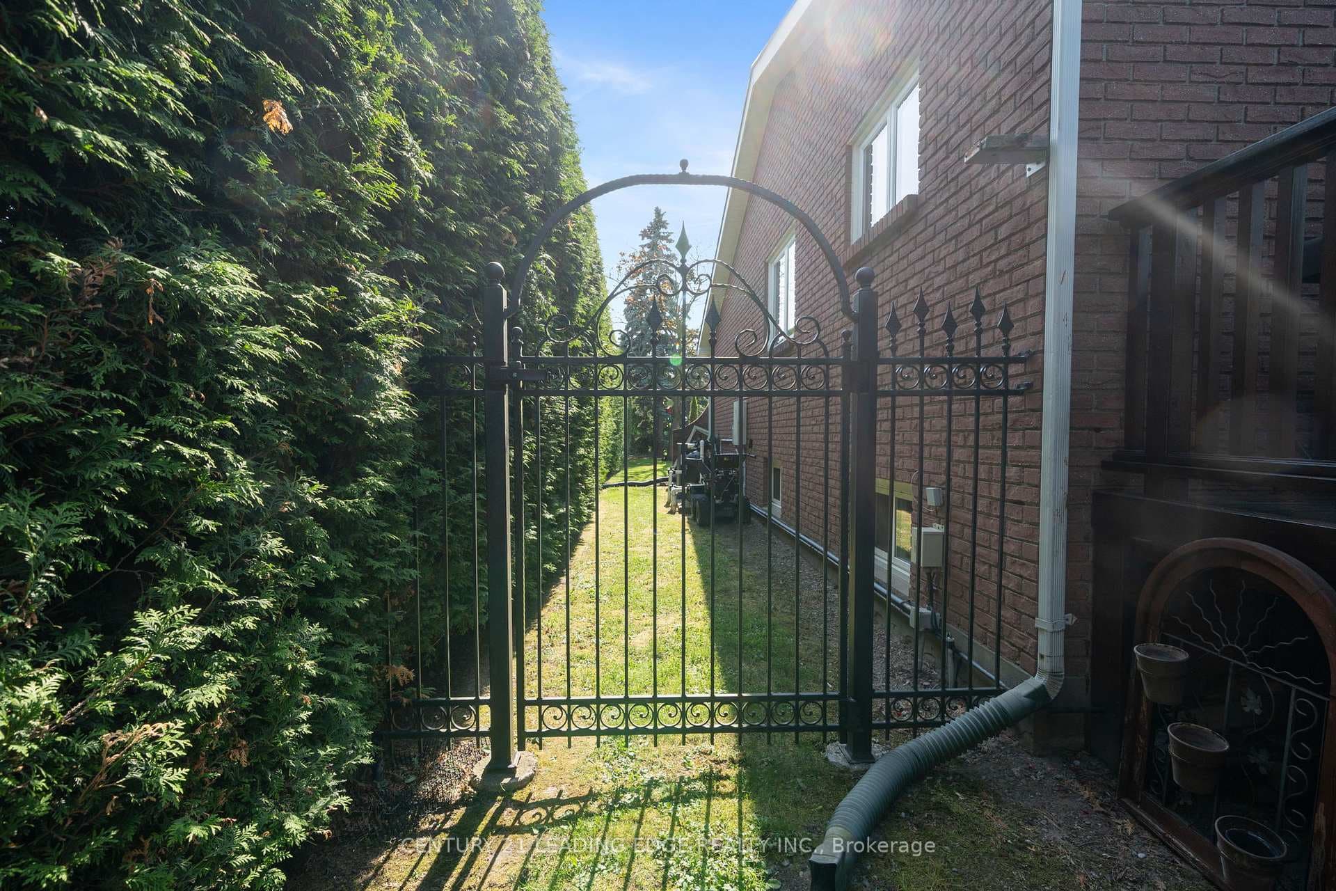 757 Cochrane Street photo 38