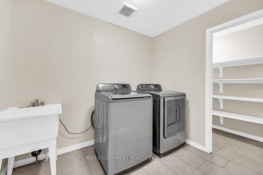 87 LARRY Crescent photo 34