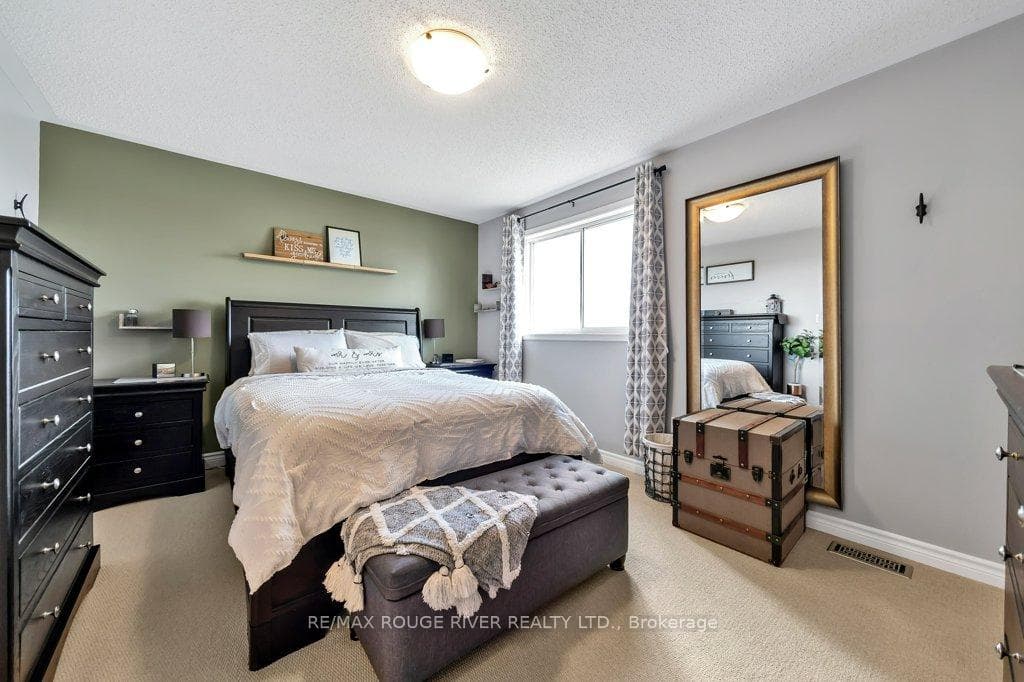 557 Blythwood Square photo 26