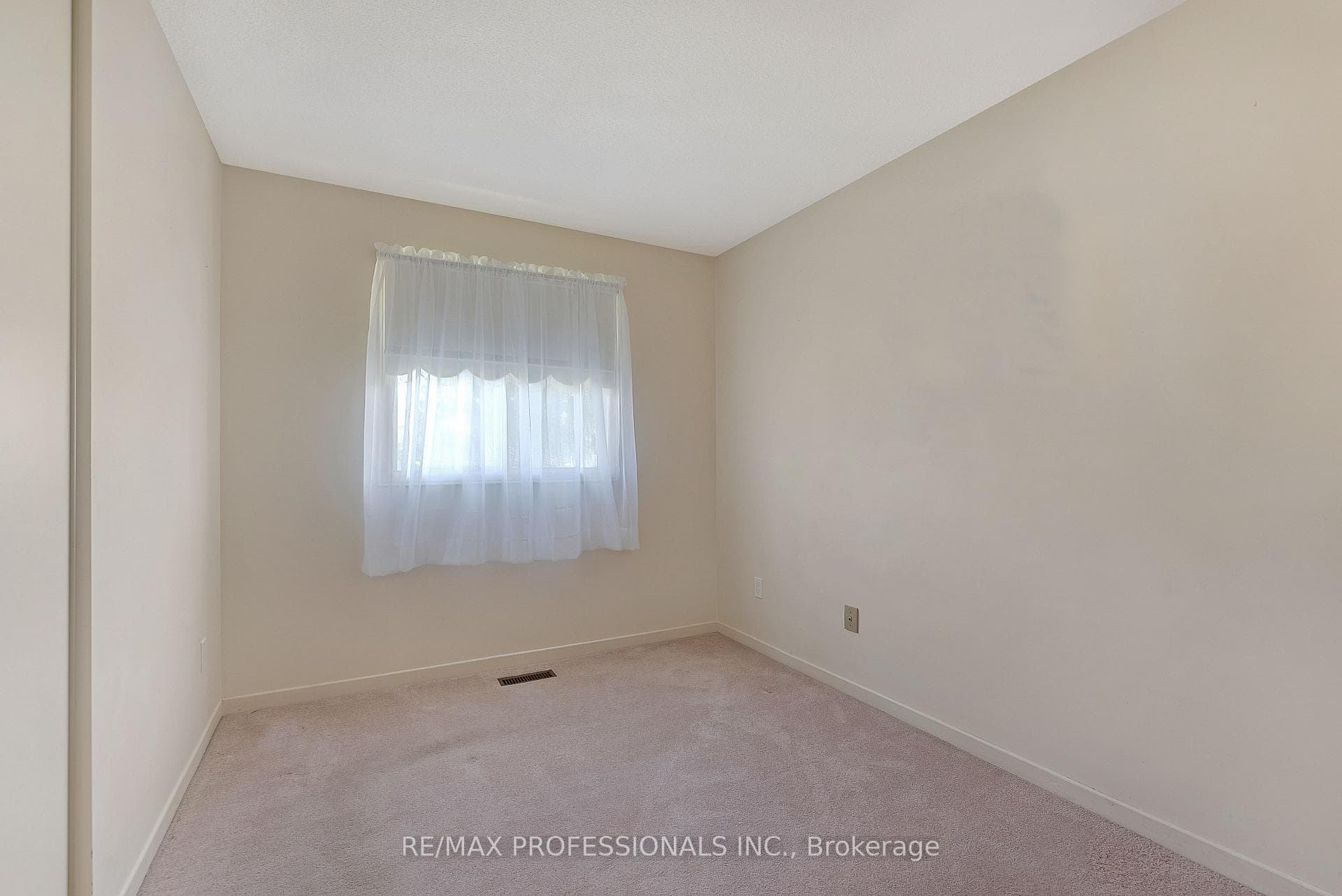 124 Panter Crescent photo 20