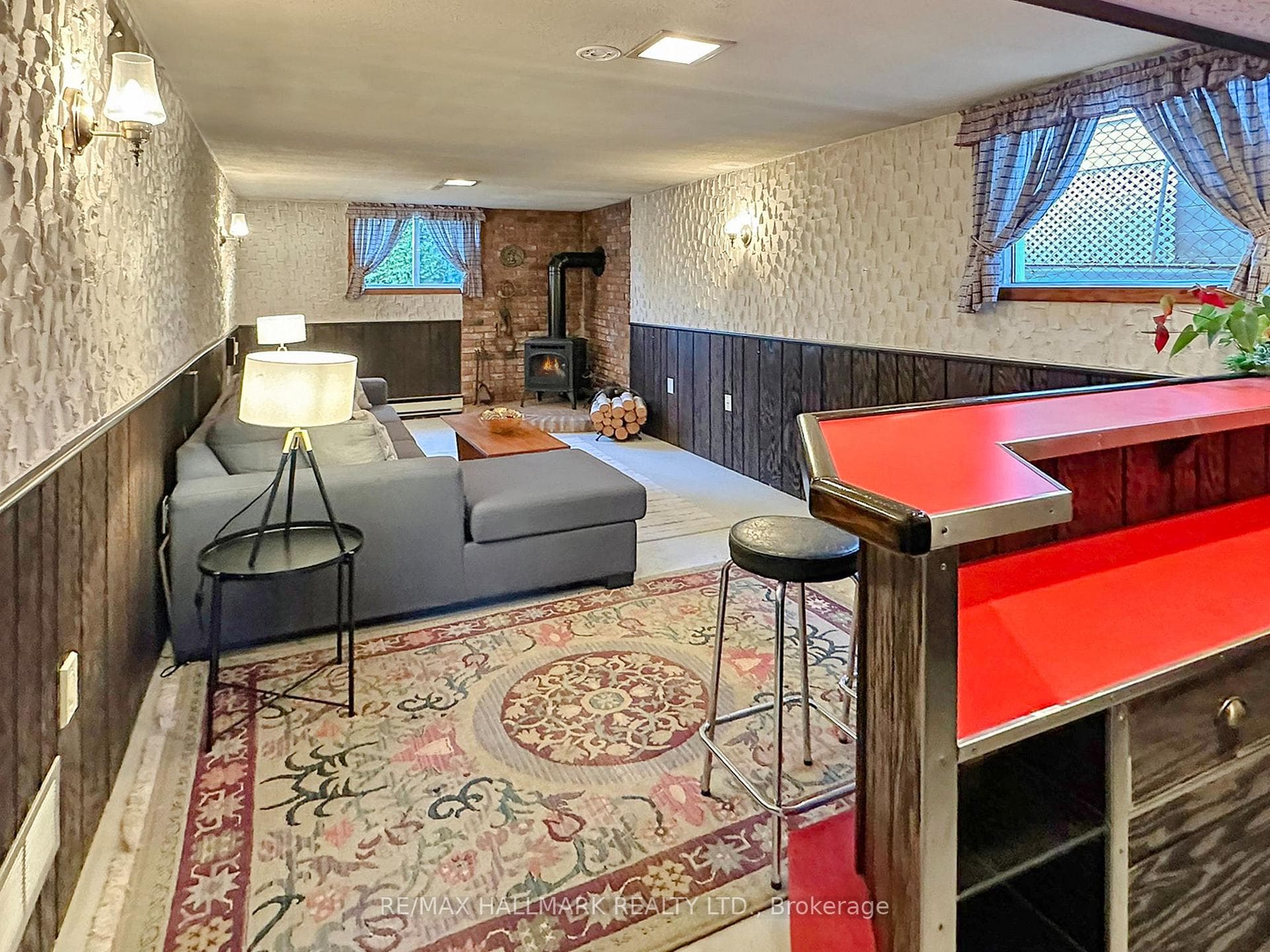 Large family/Rec room with Gas stove