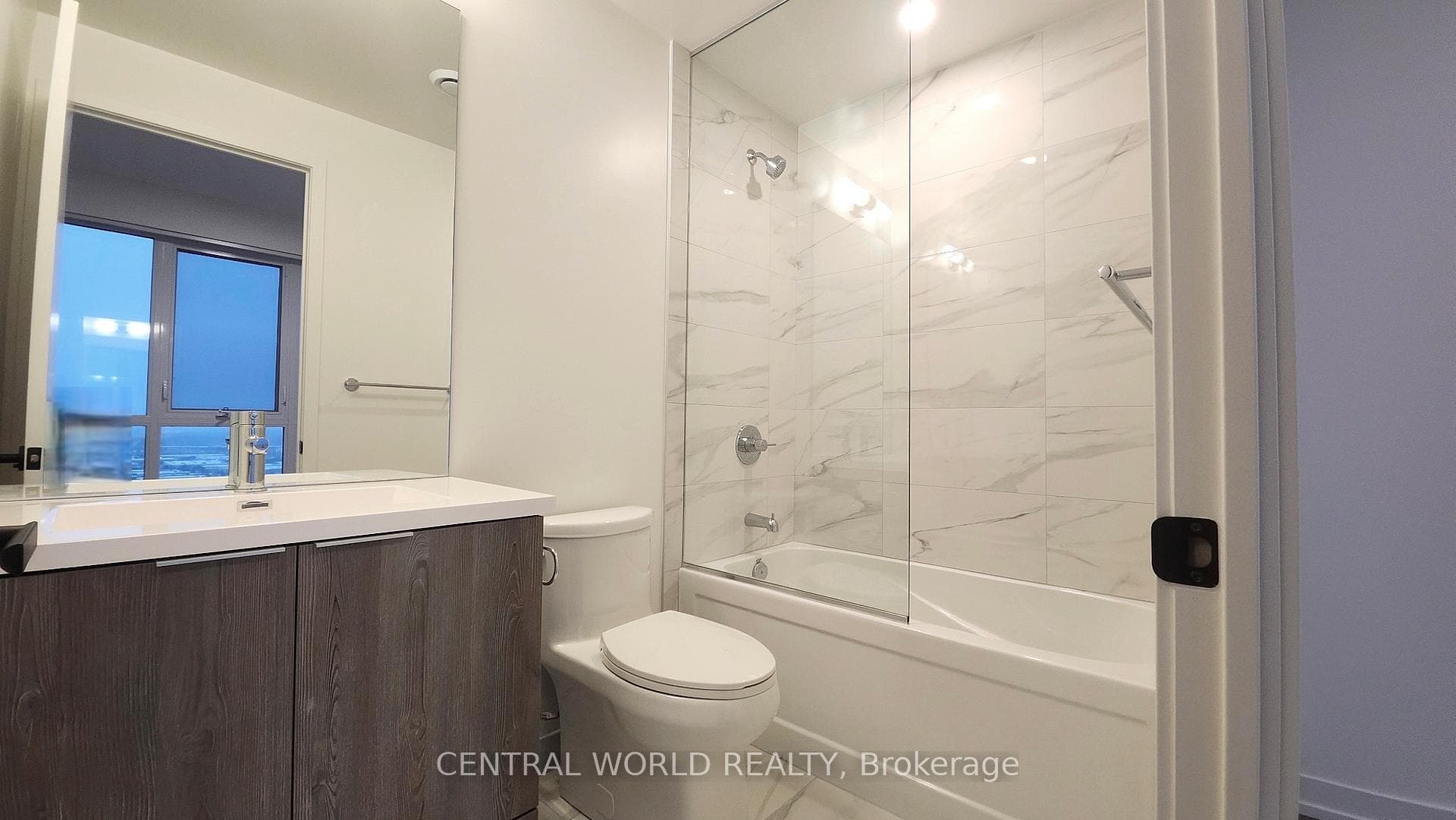 8 Interchange Way Unit 3806 photo 6