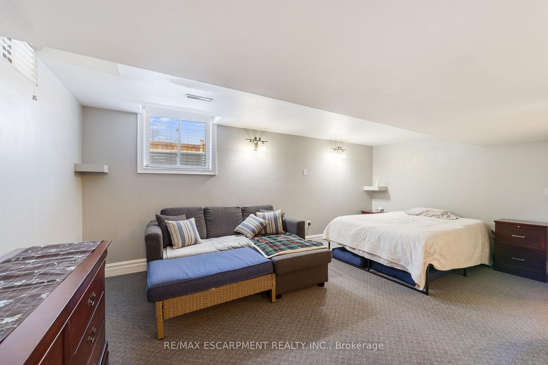 161 TWIN Crescent photo 23