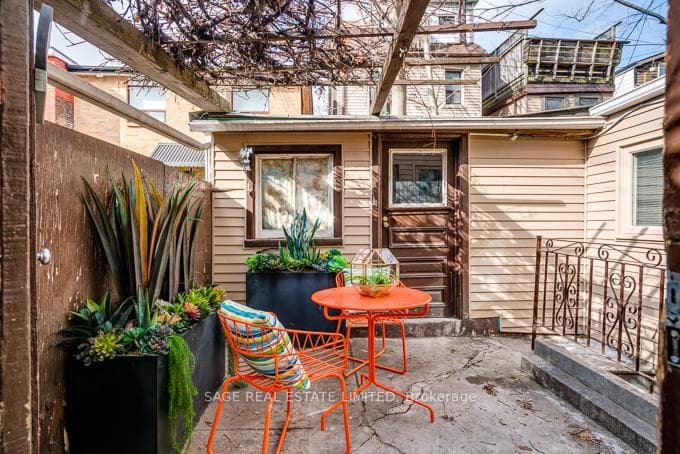 66 Manning Avenue Unit Main photo 18