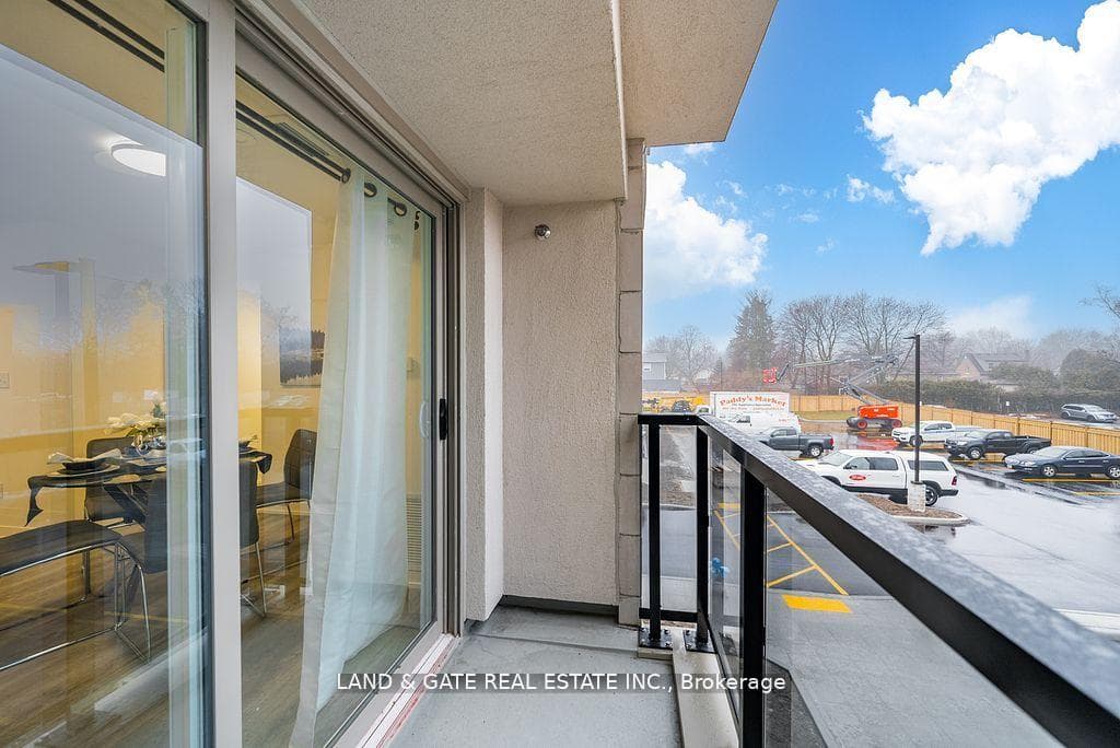 976 Simcoe Street Unit 305 photo 17