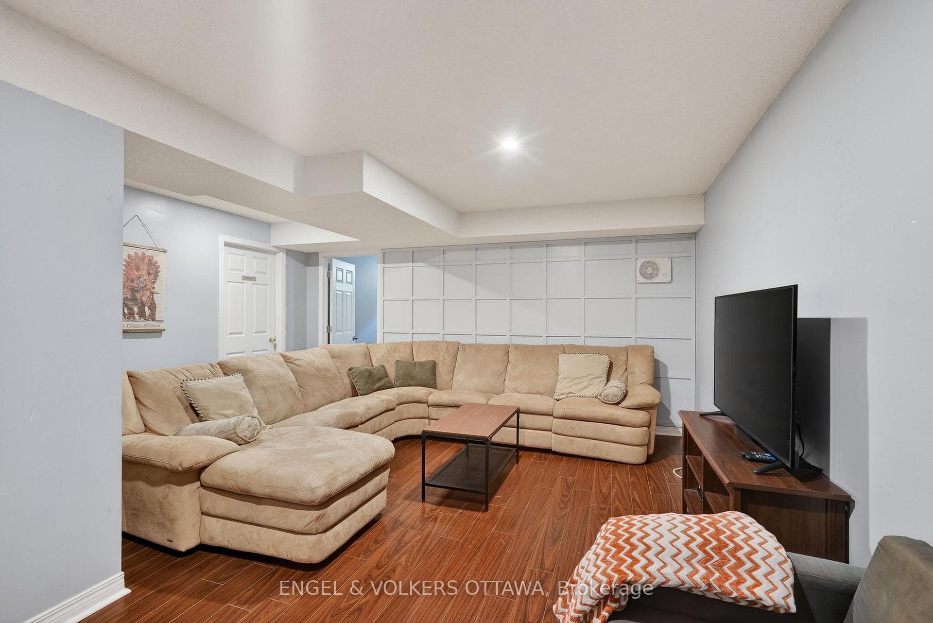 1033 Como Crescent photo 23
