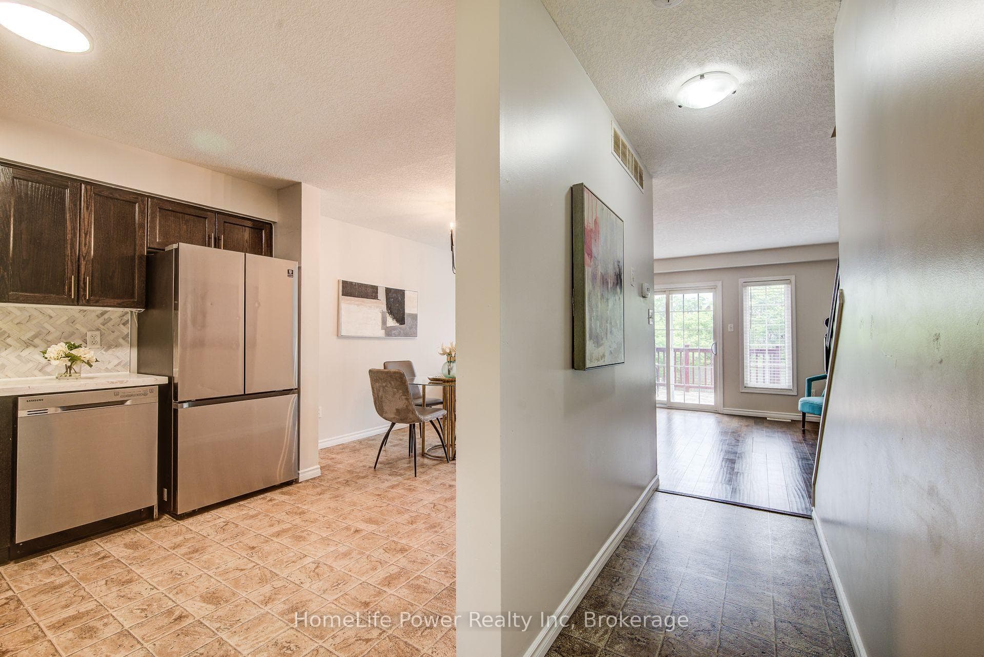 208 Featherstone Crescent photo 7