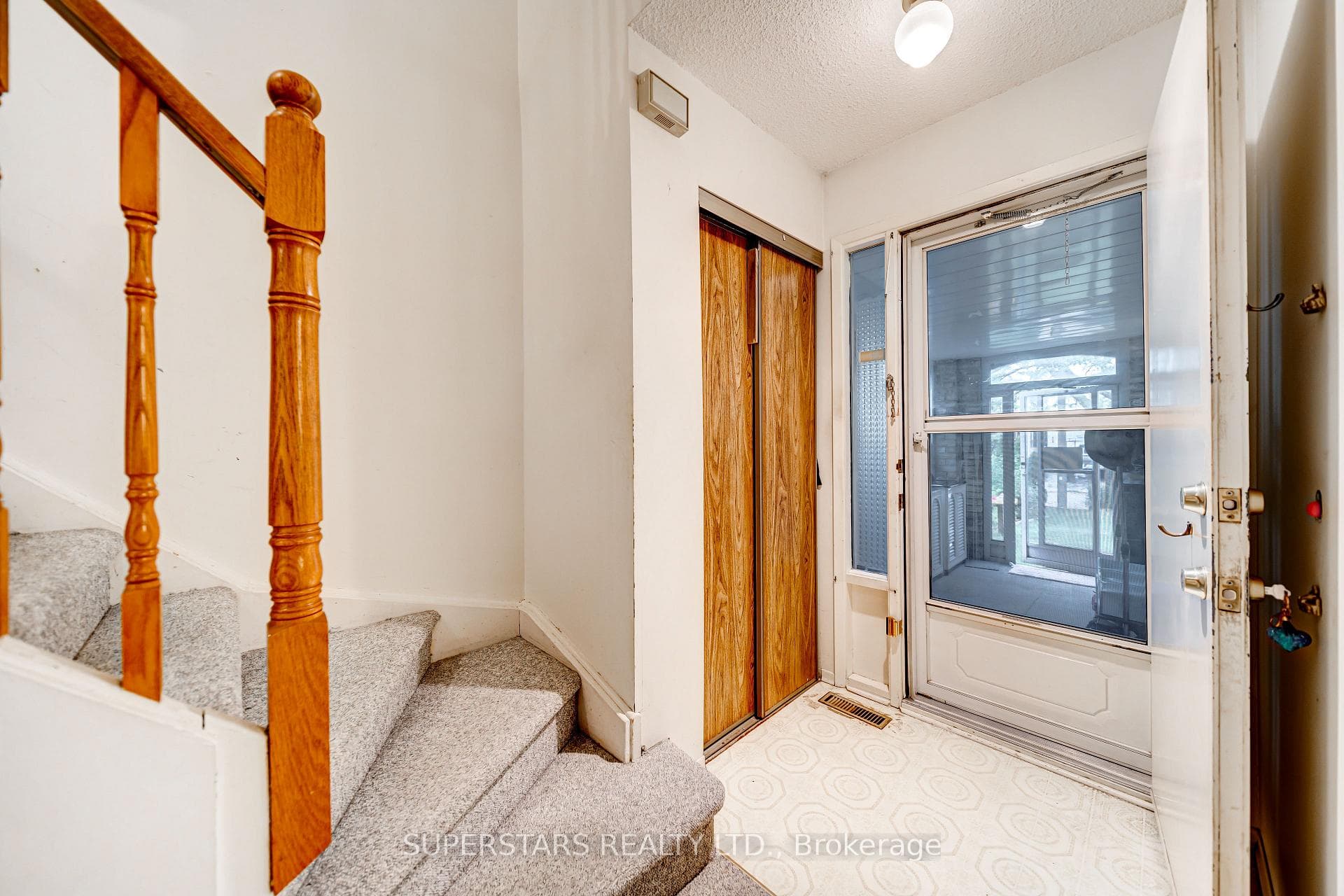 129 Stirling Crescent photo 4