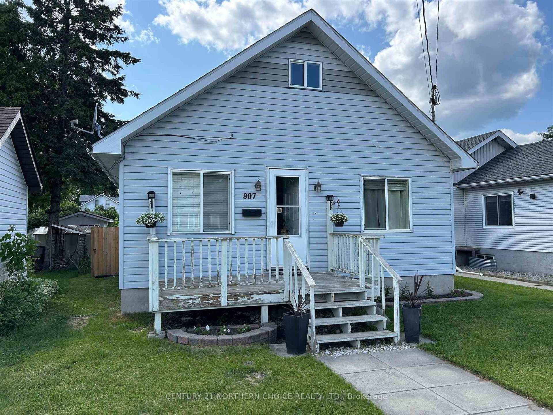 907 SMITH Avenue photo 1
