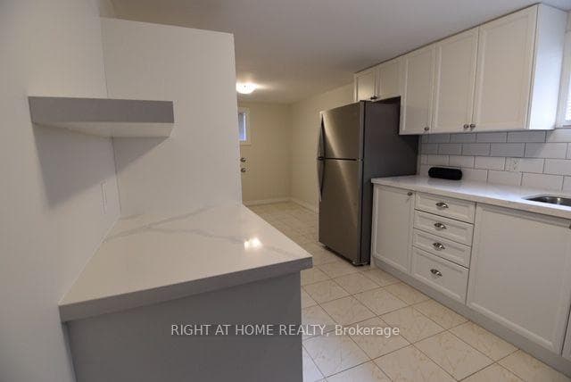 9 Elnathan Crescent Unit Bsmt photo 5
