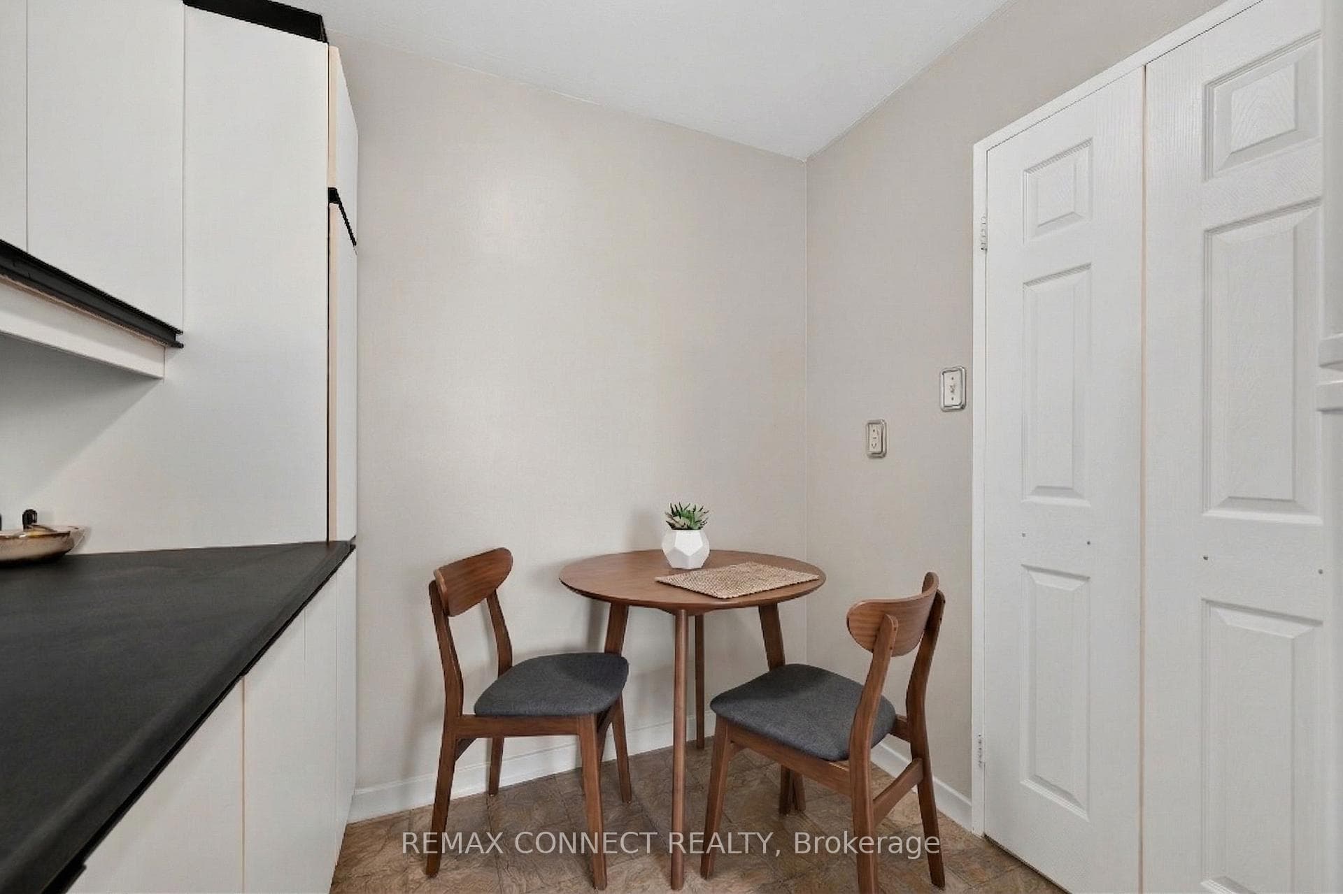 2 Glamorgan Avenue Unit 910 photo 25