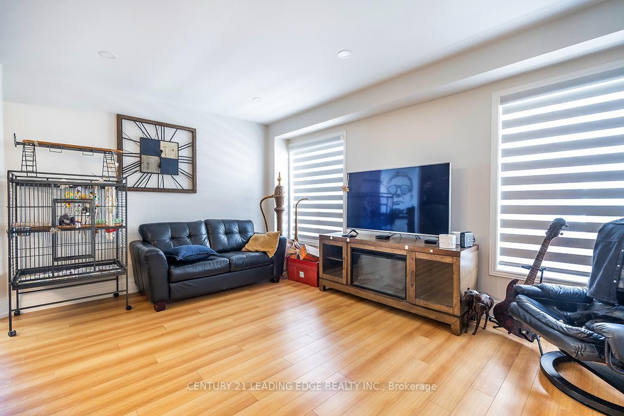 15 Warren Bradley Street photo 23