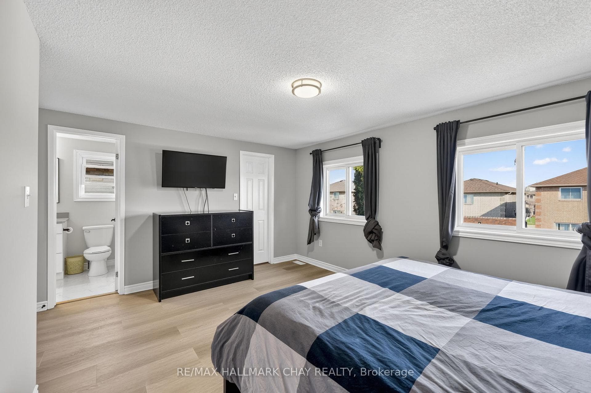 37 Majesty Boulevard photo 21