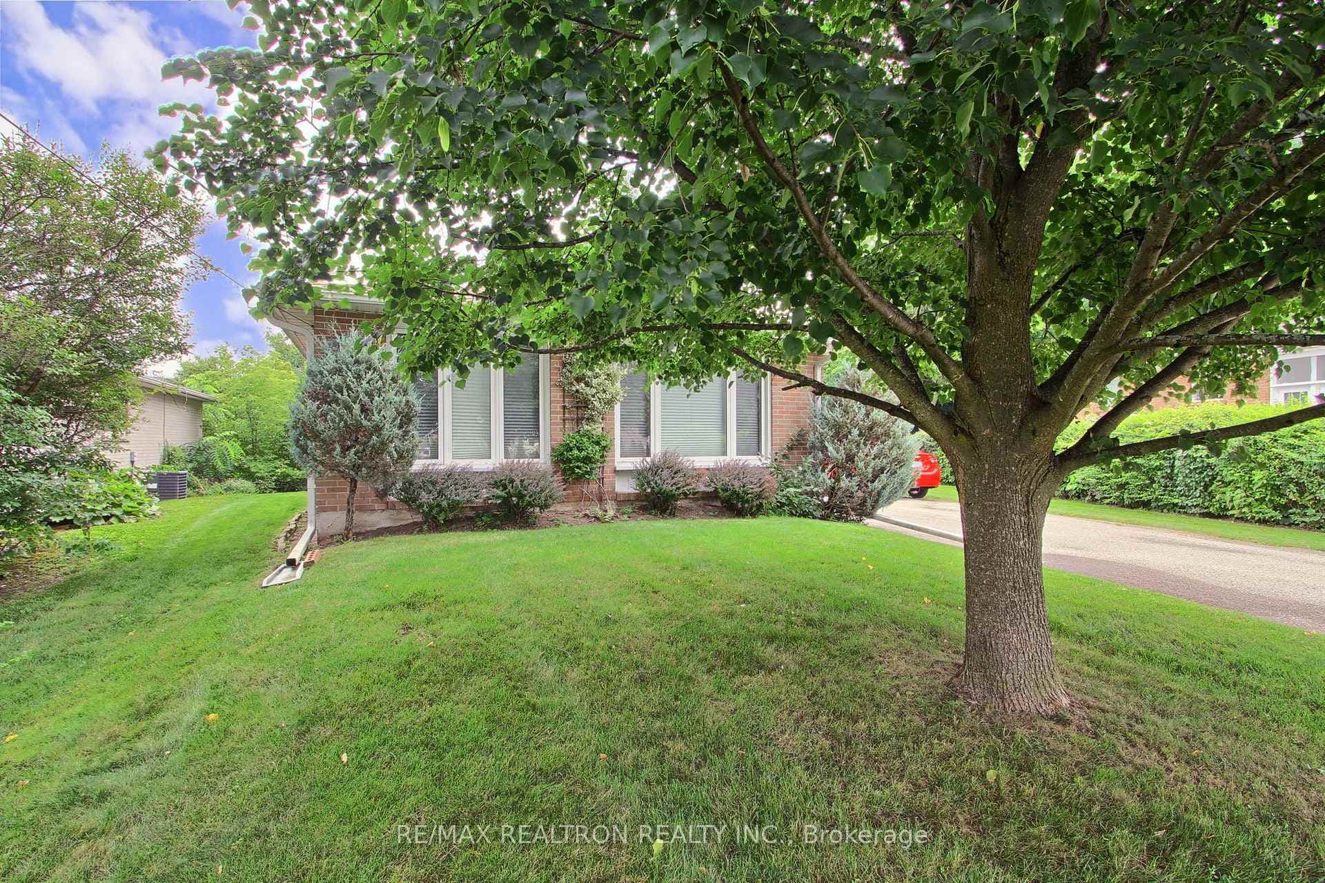771 Greenfield Crescent photo 2