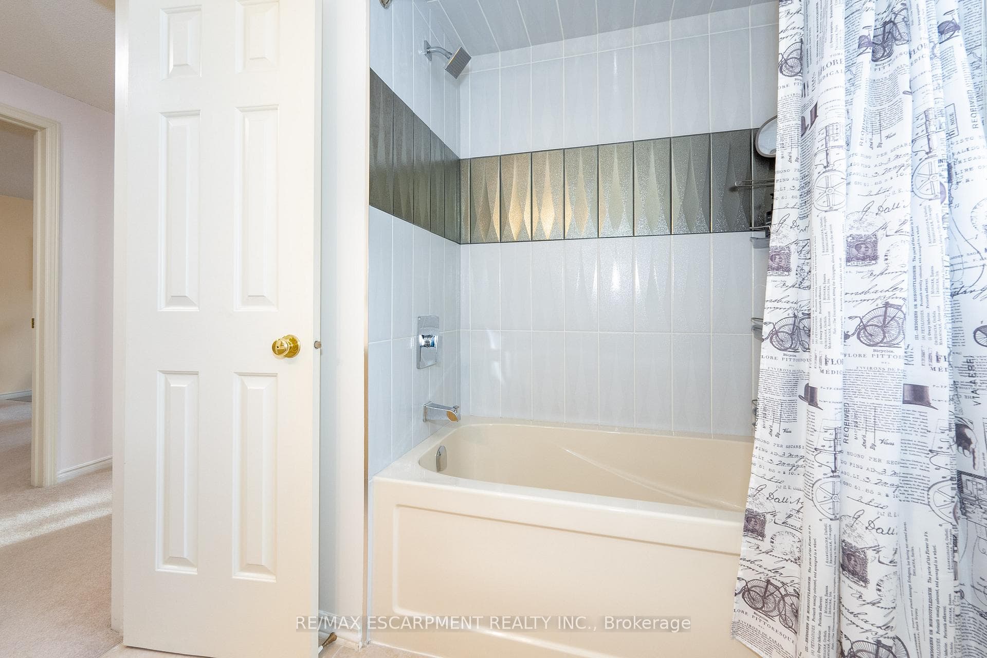 2068 Headon Road photo 32