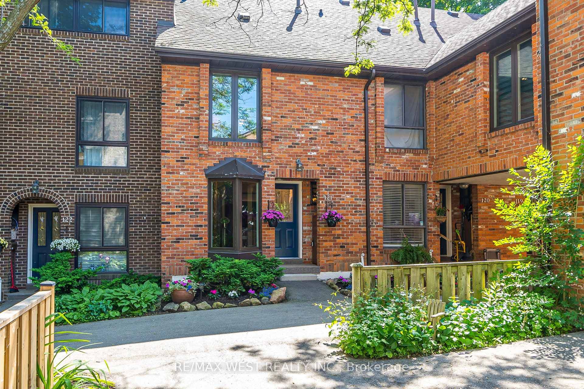 Gorgeous Curb Appeal - Gardener's Delight