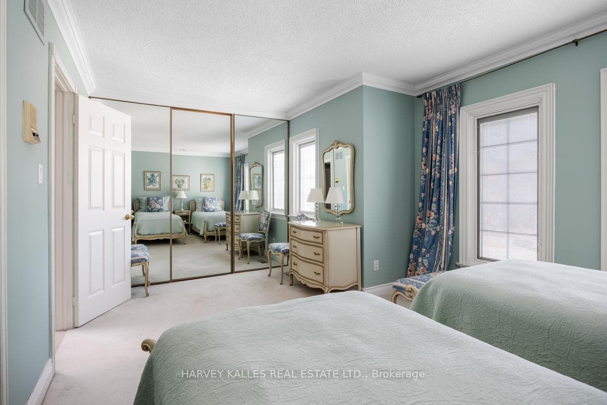 1374 Avenue Road photo 16