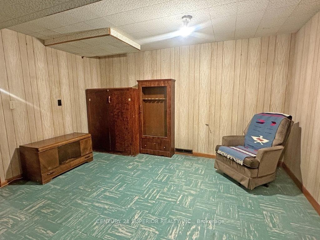 183 McKirdy Ave photo 32