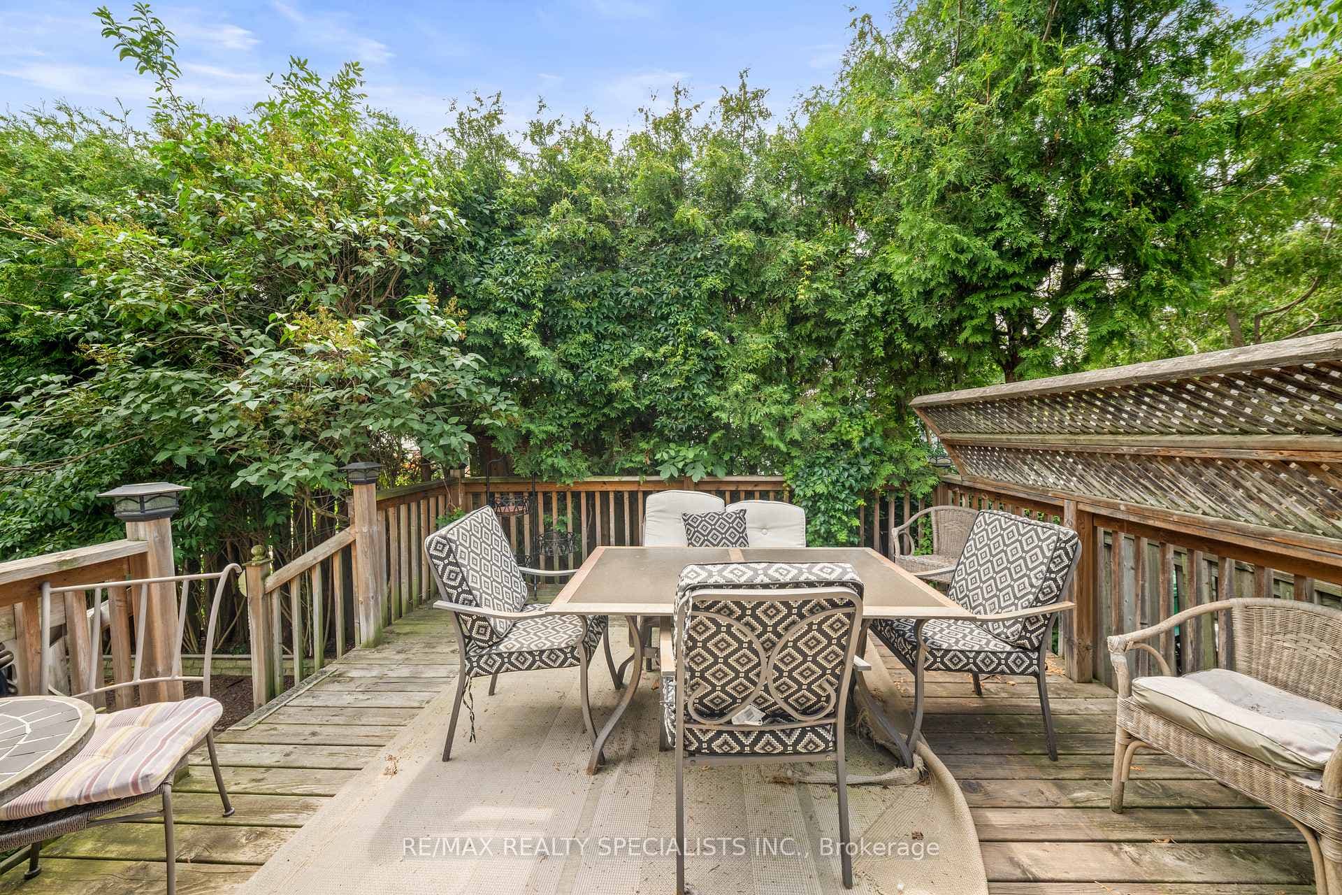 1004 Queensbridge Drive photo 32