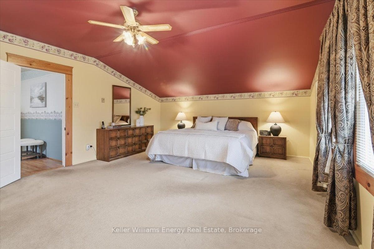 482 Simcoe Street photo 18