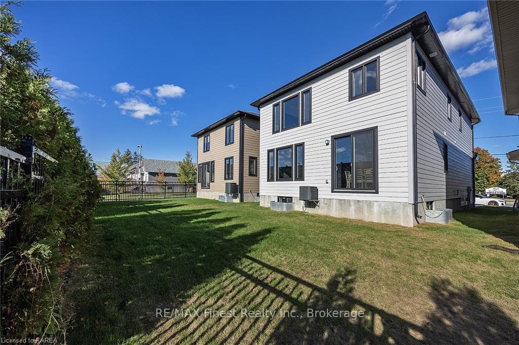 20 PARK Crescent photo 49