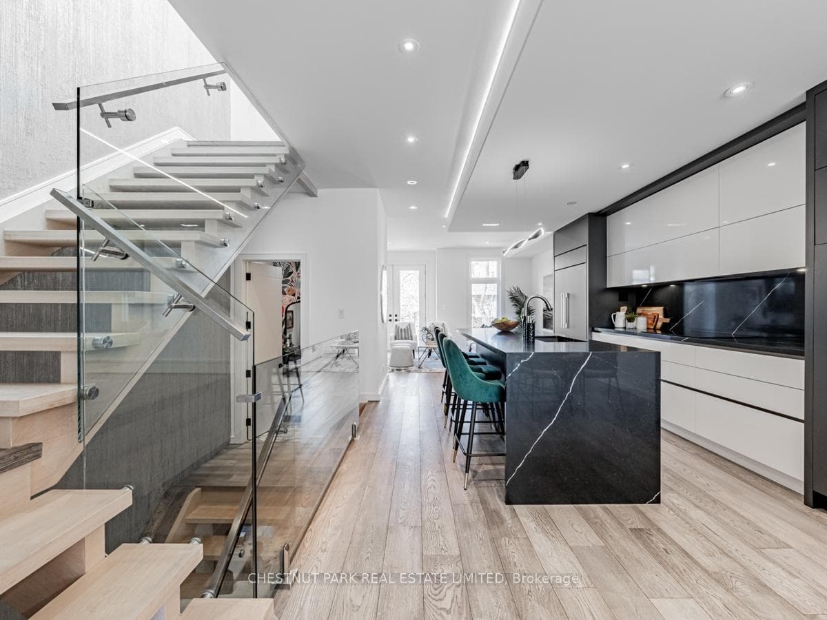 206 Craighurst Avenue photo 8