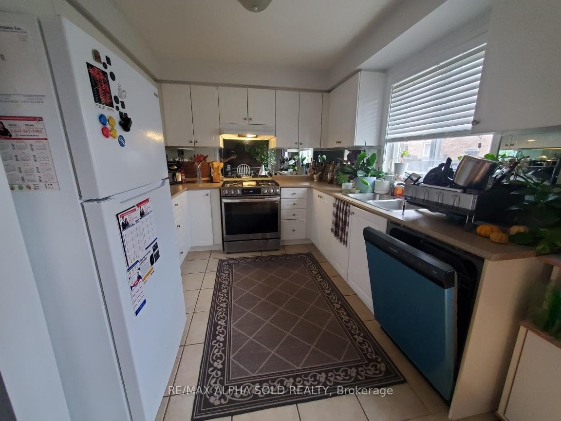 15 Howlett Crescent photo 4