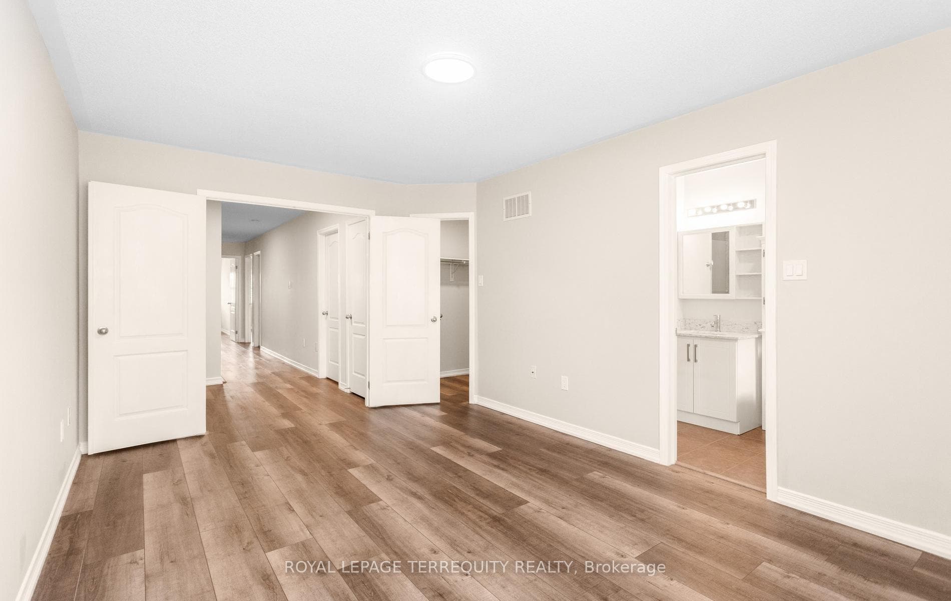 Ensuite Bath & Walkin Closet