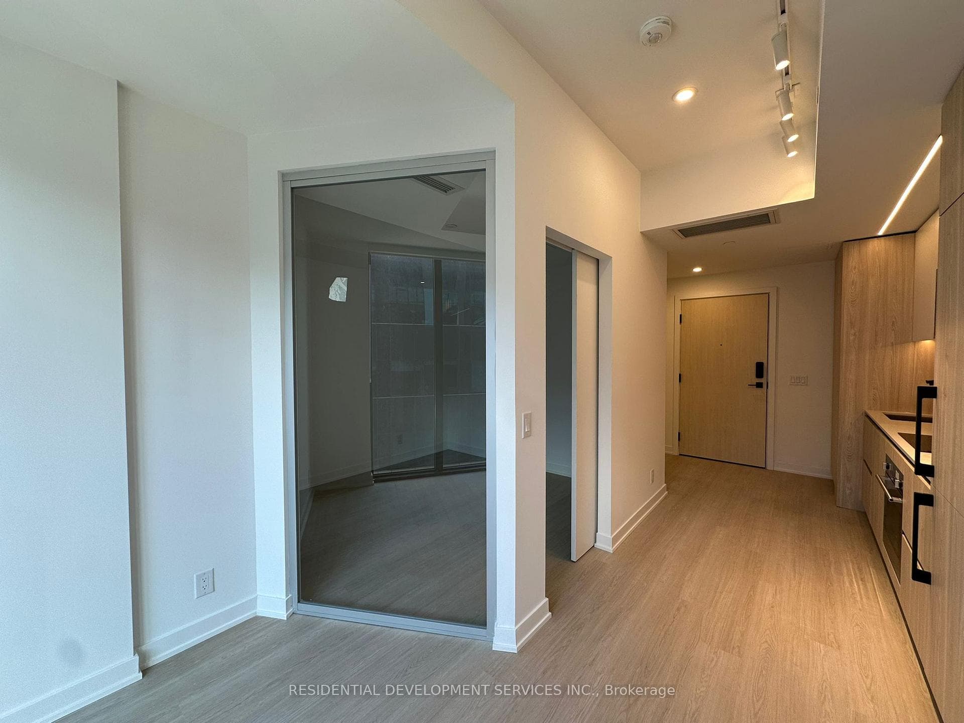 699 Sheppard Avenue Unit 712 photo 4