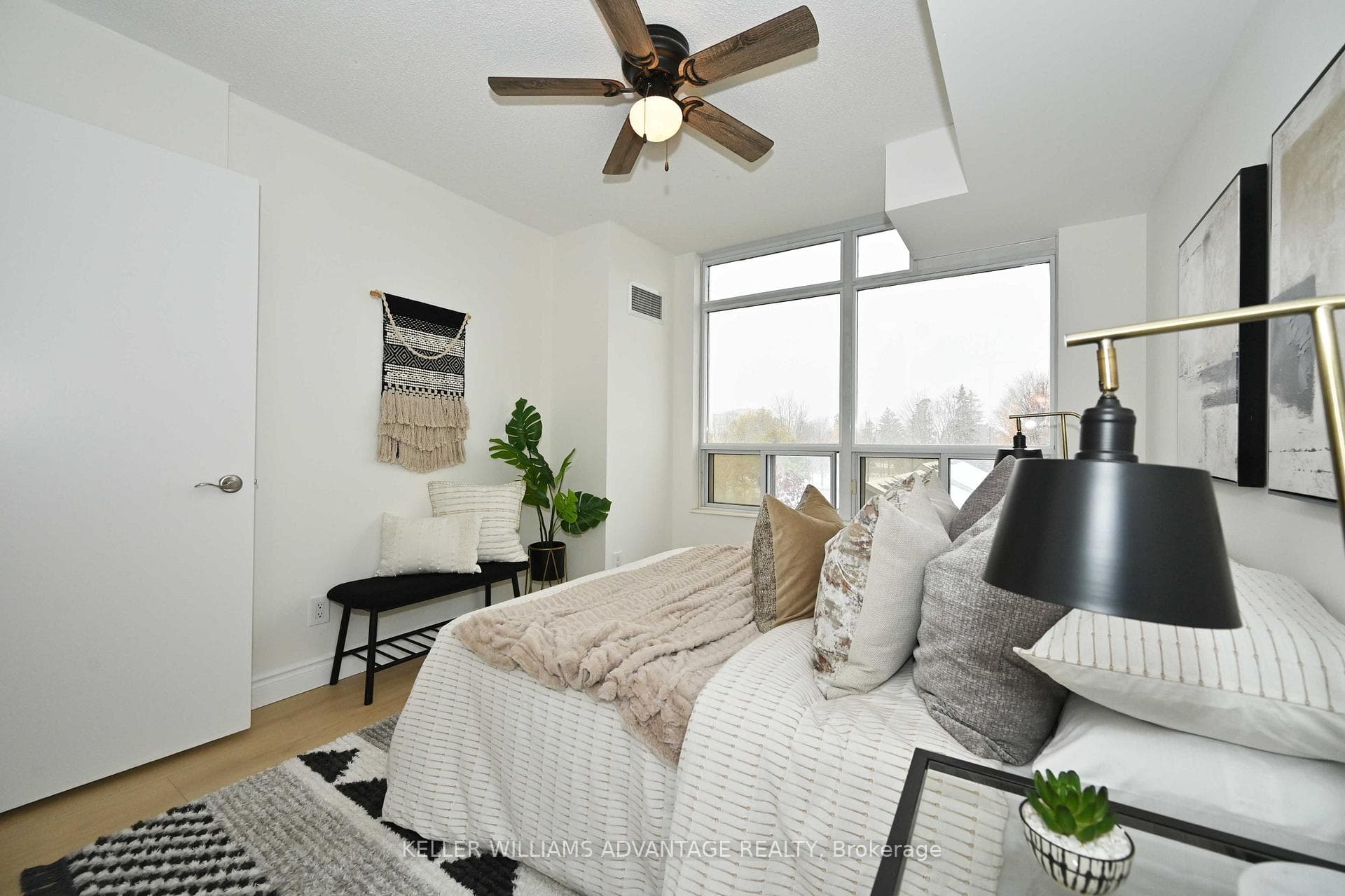 Room for furniture & bedside tables