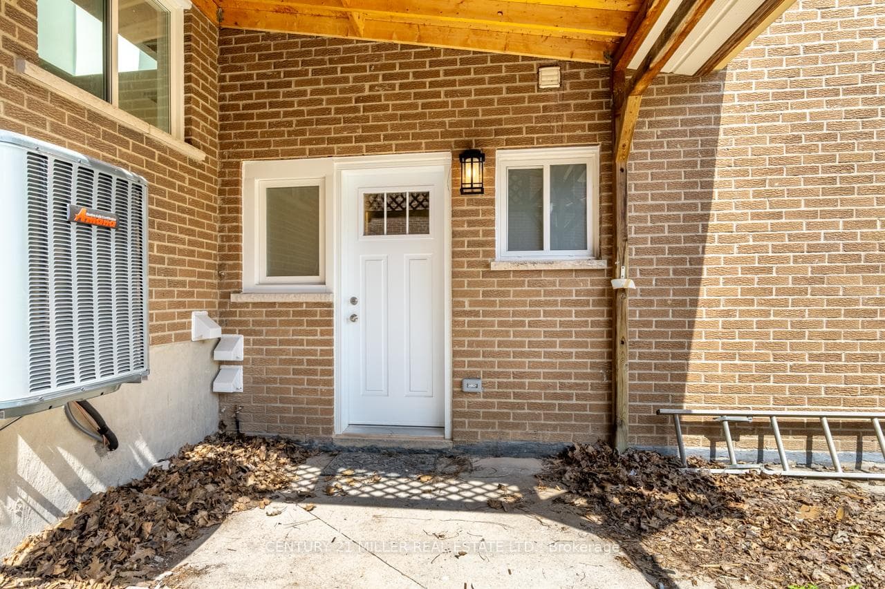 477 Valleyview Crescent Unit B photo 3