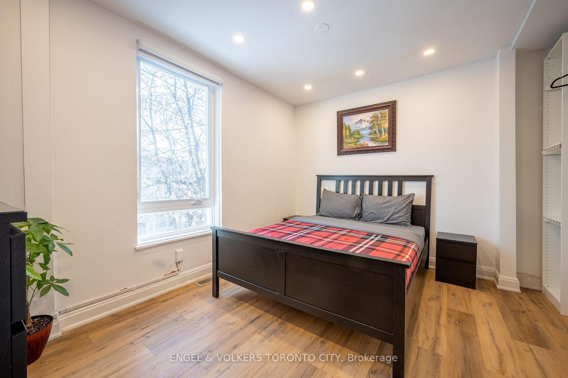 298 Seaton Street photo 27