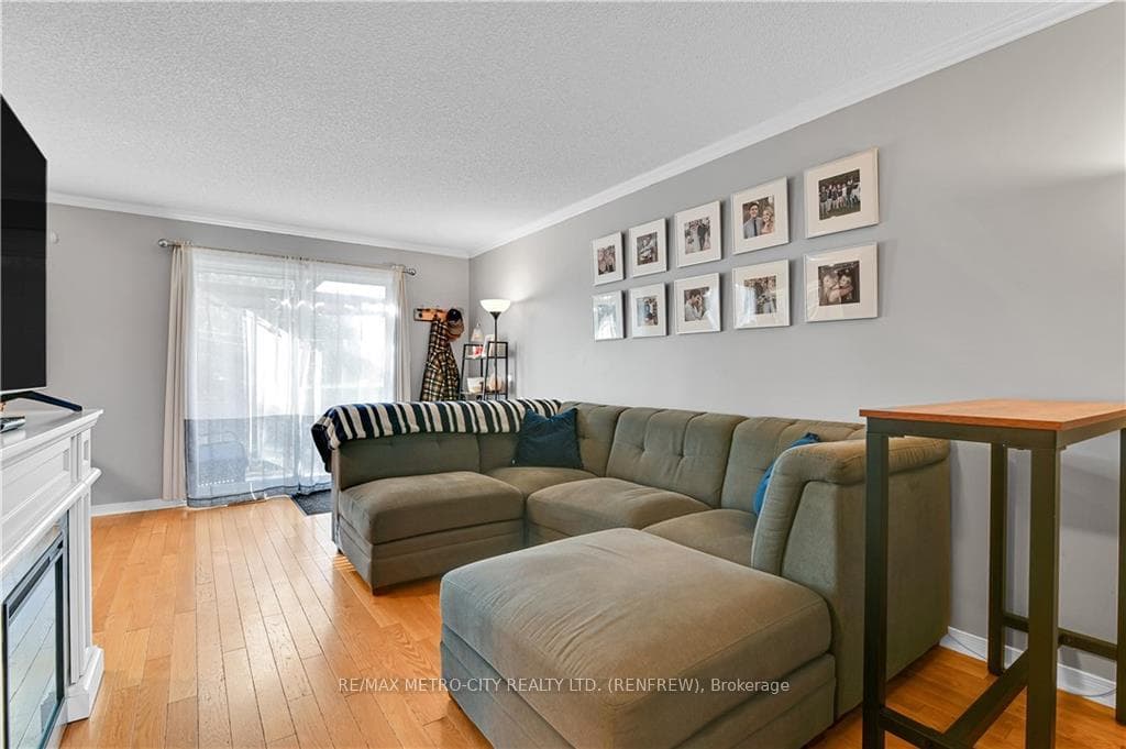 327 AIRTH Boulevard photo 5