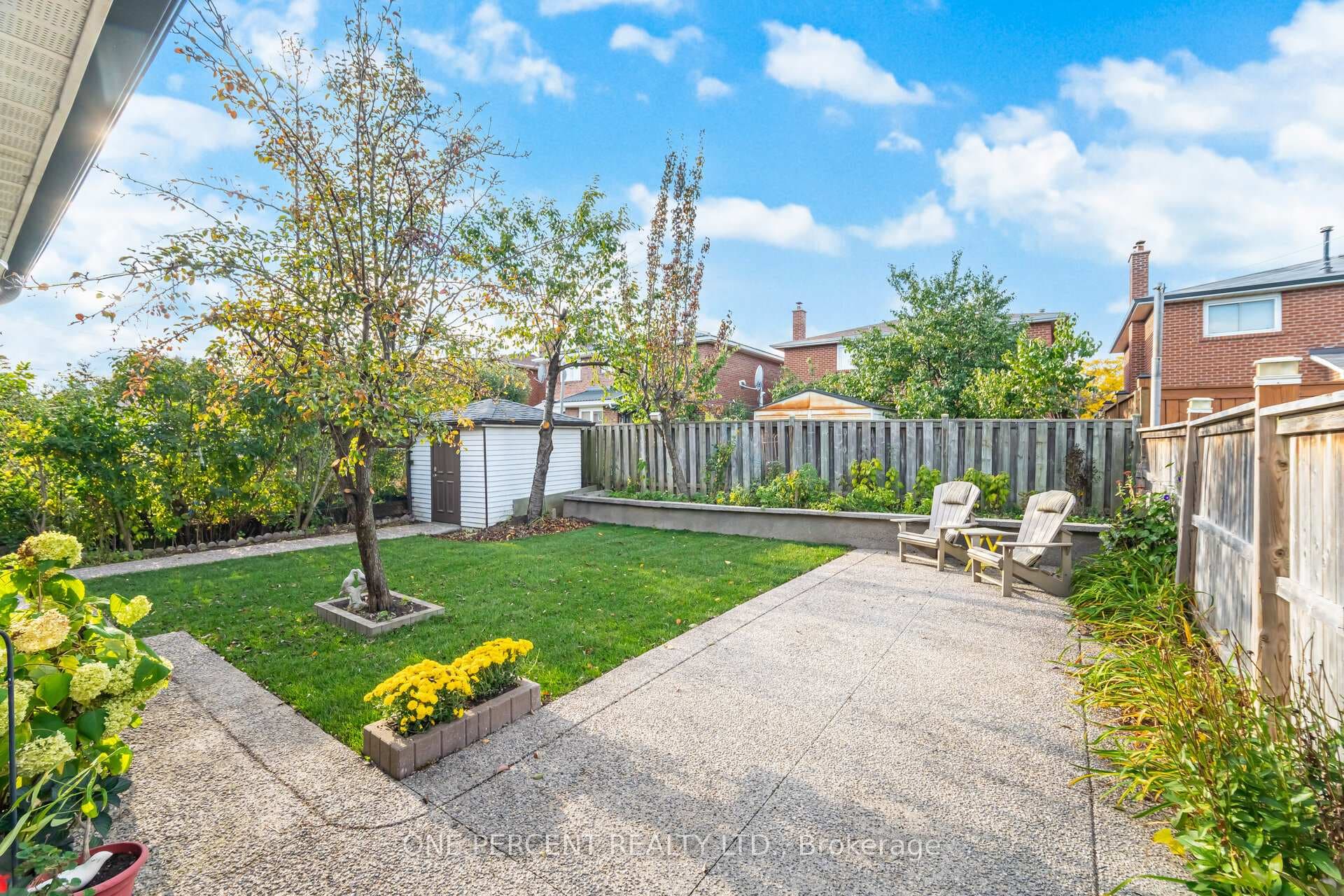 704 Bookham Crescent photo 47