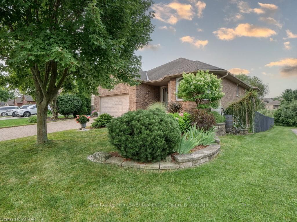 192 KINGFISHER Avenue photo 2