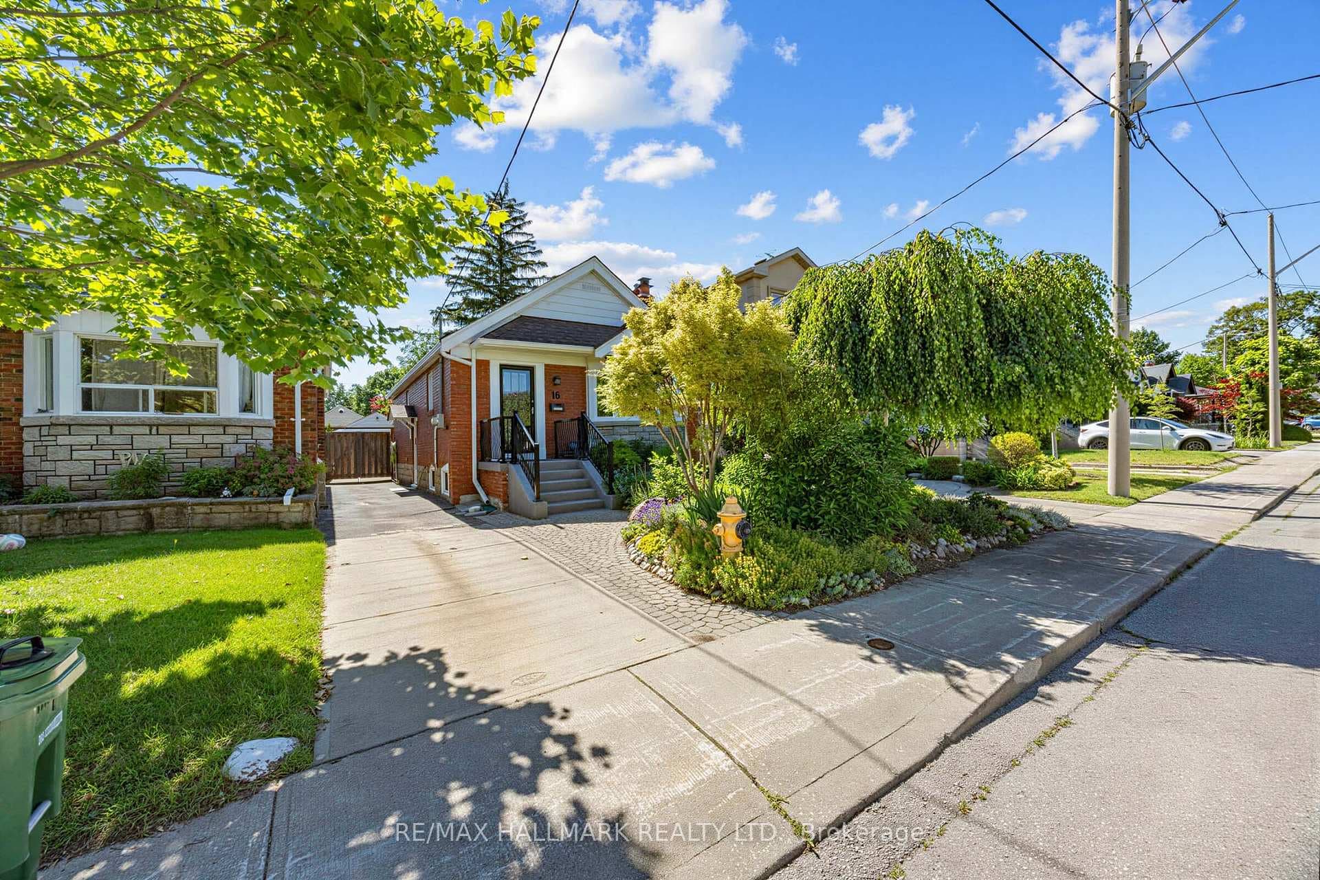 16 Crestland Avenue photo 2