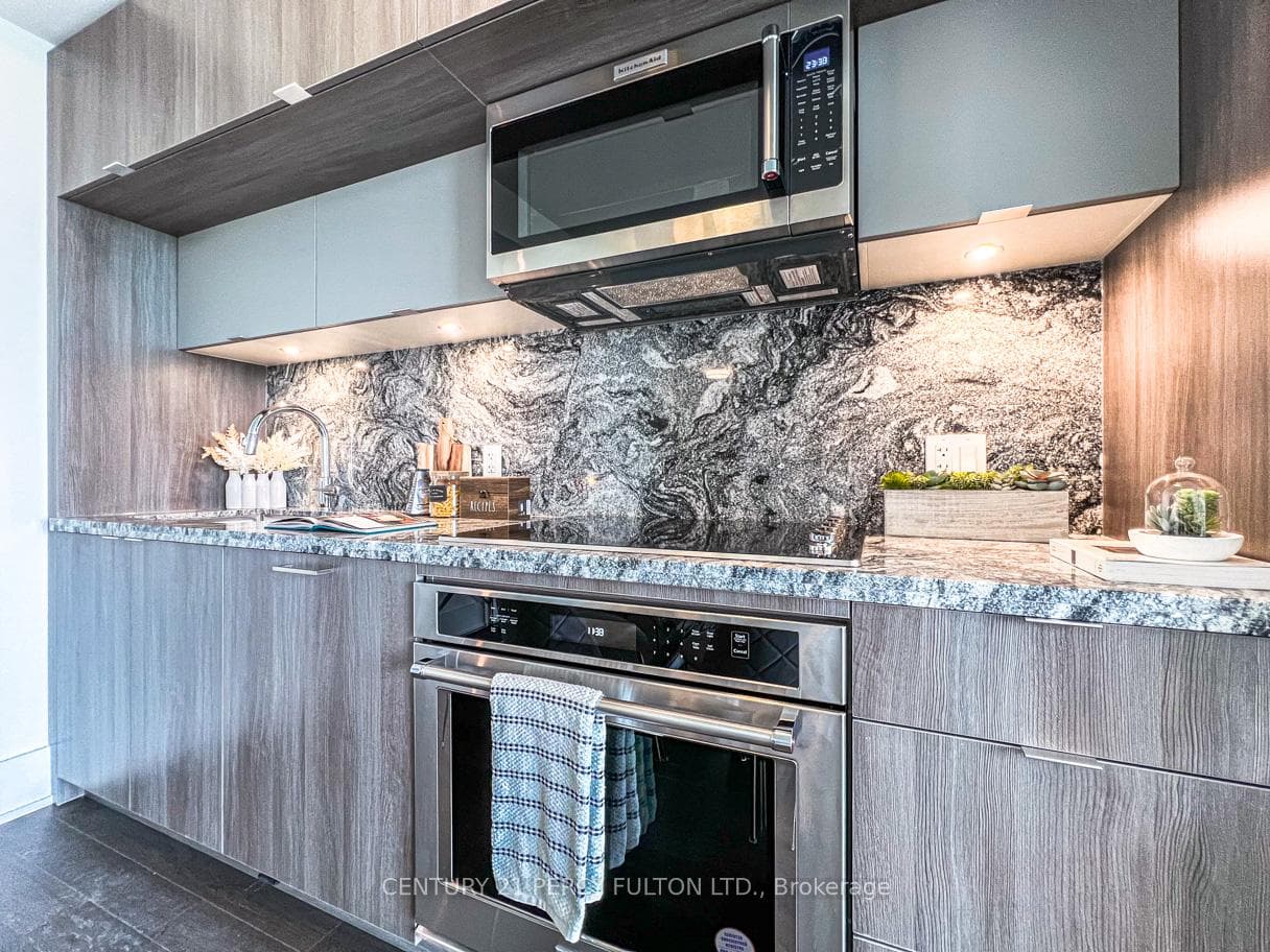 585 Bloor Street Unit 3415 photo 4