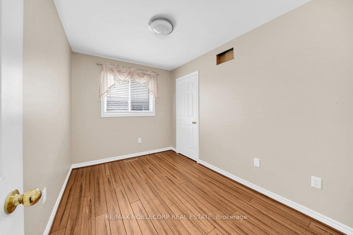 66 Stoneybrook Crescent photo 30