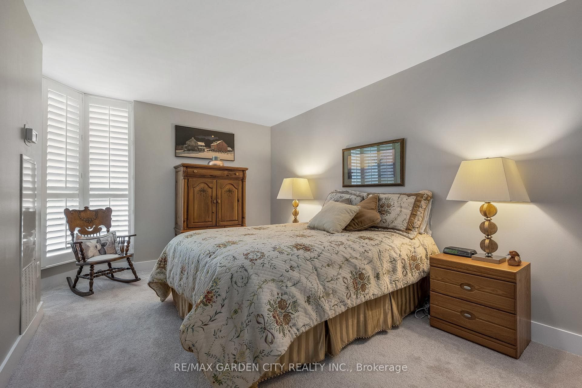 Master Bedroom w 2 closets