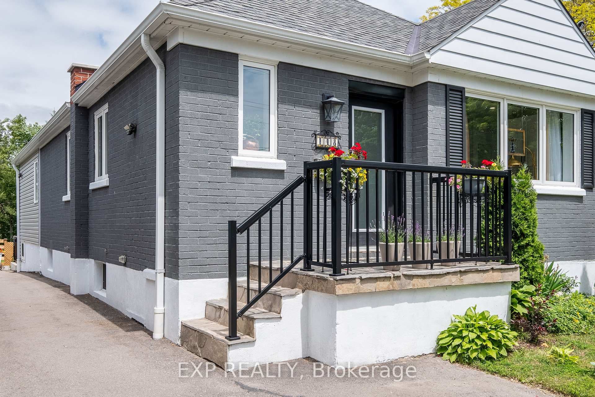 148 University Avenue photo 7
